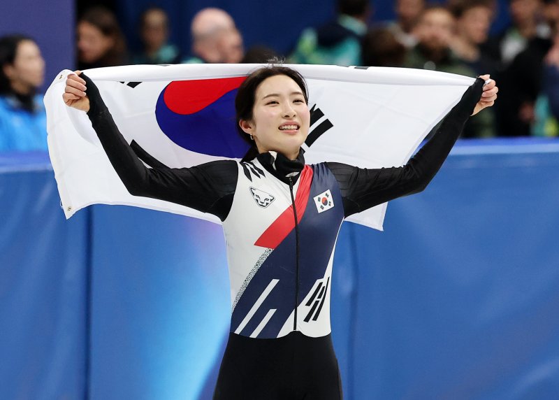 쇼트트랙 김길리가 20일(현지시간) 이탈리아 밀라노 아이스 스케이팅 아레나에서 열린 2026 밀라노·코르티나담페초 동계올림픽 쇼트트랙 여자 1500m 결승에서 금메달을 확보한 후 태극기를 두른 채 인사하고 있다. 뉴스1