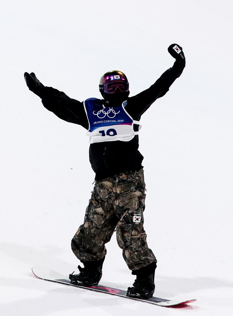 스노보드 유승은이 9일(현지시간) 이탈리아 리비뇨 스노파크에서 열린 2026 밀라노·코르티나담페초 동계올림픽 스노보드 여자 빅에어 결선 2차 시기를 마친 후 환호하고 있다. 2026.2.10 ⓒ 뉴스1 김성진 기자