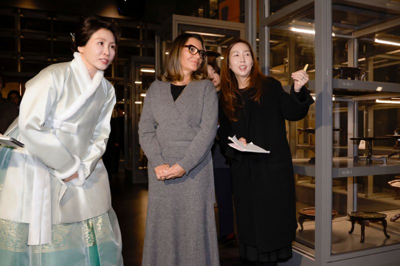 김혜경 여사와 브라질 루이스 이나시우 룰라 다 시우바 대통령 부인 호잔젤라 다 시우바 여사가 21일 경기 파주 국립민속박물관에서 열린 친교 행사에서 수장고 관람을 하고 있다. 뉴시스