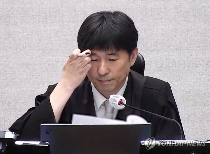 지귀연 부장판사, '내란 우두머리 혐의' 윤석열 1심 무기징역 선고 (출처=연합뉴스)