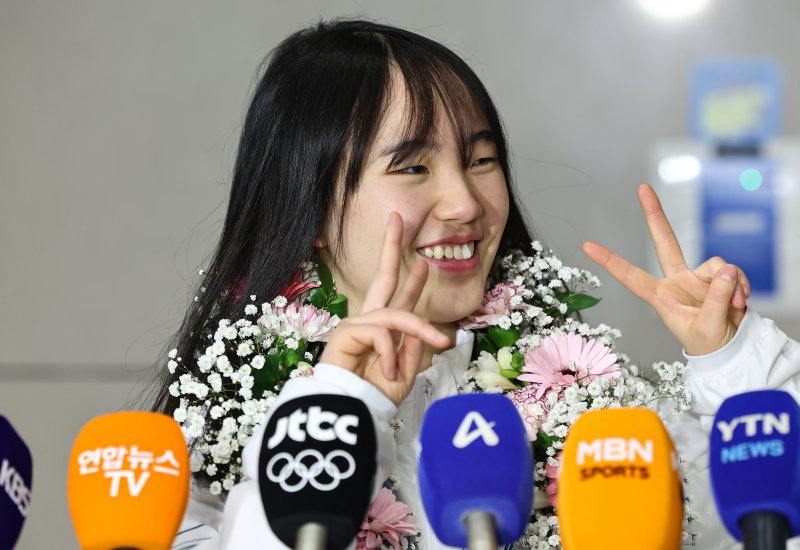 2026 밀라노·코르티나담페초 동계올림픽 스노보드 빅에어에서 동메달을 차지한 유승은이 21일 인천공항2터미널을 통해 귀국해 미소짓고 있다. 2026.2.21 ⓒ 뉴스1 김도우 기자