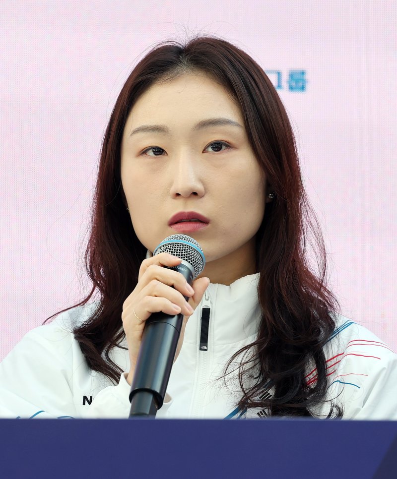 쇼트트랙 여자 1500m에서 은메달을 획득한 최민정이 21일(현지시간) 이탈리아 밀라노의 빌라 네키 캄필리오(Villa Necchi Campiglio)에 마련된 코리아하우스에서 열린 기자회견에서 취재진 질문에 답하고 있다. 2026.2.21 ⓒ 뉴스1 김진환 기자