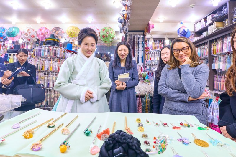 김혜경 여사와 브라질 루이스 이나시우 룰라 다 시우바 대통령 부인 잔자 룰라 다 시우바 여사가 21일 친교 일정으로 서울 종로구 광장시장 장신구 가게를 방문해 비녀, 뒤꽂이, 노리개 등을 살펴보고 있다. 청와대 제공