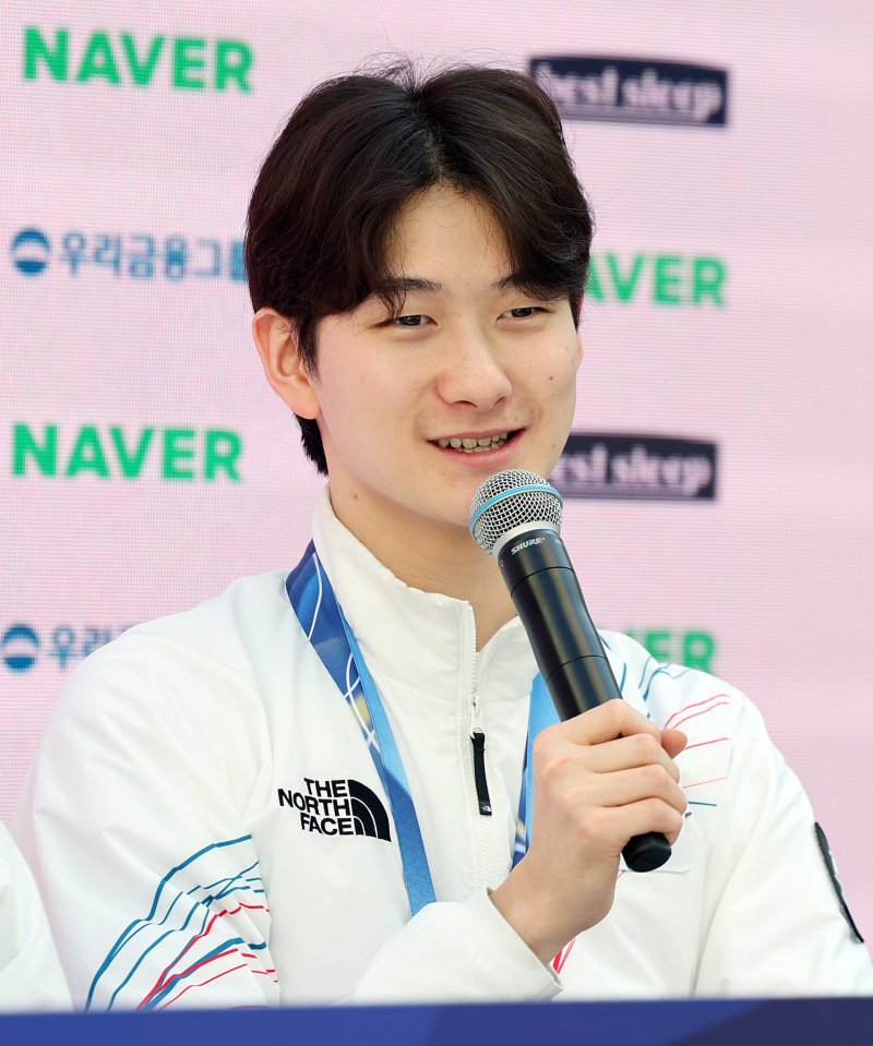 쇼트트랙 남자 5000m 계주 결승에서 은메달을 차지한 남자 대표팀의 신동민이 21일(현지시간) 이탈리아 밀라노의 빌라 네키 캄필리오(Villa Necchi Campiglio)에 마련된 코리아하우스에서 열린 기자회견에 참석해 취재진 질문에 답변하고 있다. 2026.2.21 ⓒ 뉴스1 김진환 기자