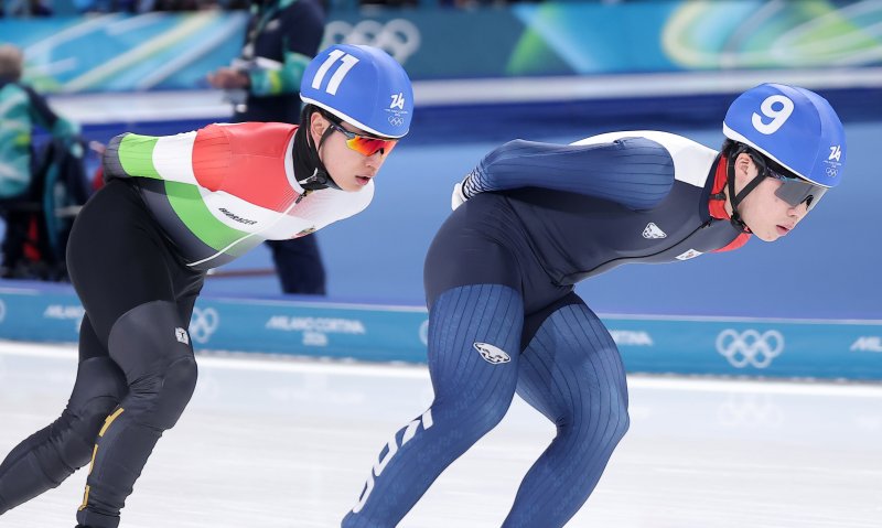 스피드스케이팅 조승민과 헝가리로 귀화한 김민석이 21일(현지시간) 이탈리아 밀라노 스피드스케이팅 스타디움에서 열린 2026 밀라노·코르티나담페초 동계올림픽 스피드 스케이팅 남자 매스 스타트 준결승에서 질주하고 있다.뉴스1