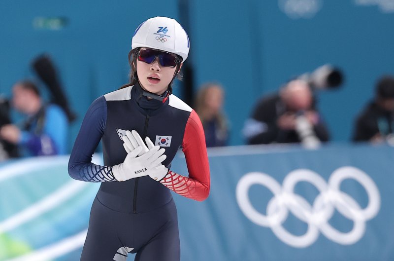 스피드스케이팅 임리원이 21일(현지시간) 이탈리아 밀라노 스피드스케이팅 스타디움에서 열린 2026 밀라노·코르티나담페초 동계올림픽 스피드 스케이팅 여자 매스 스타트 준결승에서 10위로 피니시 라인을 통과하며 결승 진출에 실패한 후 관중석을 향해 인사하고 있다. 2026.2.22 ⓒ 뉴스1 김성진 기자