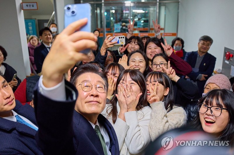 시민들과 기념촬영하는 이재명 대통령 (출처=연합뉴스)