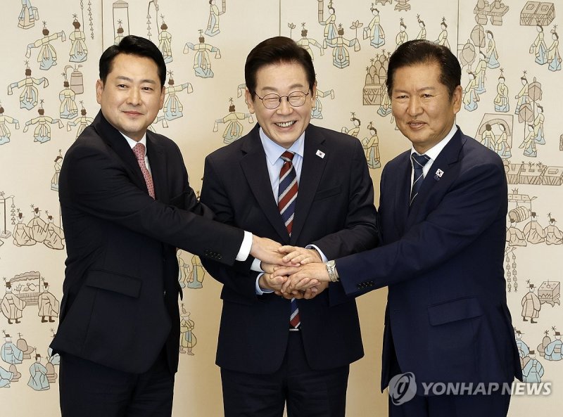손잡은 이재명 대통령과 여야 지도부 (출처=연합뉴스)