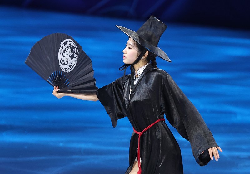 피겨 이해인이 21일(현지시간) 이탈리아 밀라노 아이스 스케이팅 아레나에서 열린 2026 밀라노·코르티나담페초 동계올림픽 피겨 갈라쇼에서 넷플릭스 '케이팝 데몬 헌터스' OST에 맞춰 연기를 펼치고 있다. 2026.2.22 ⓒ 뉴스1 김성진 기자