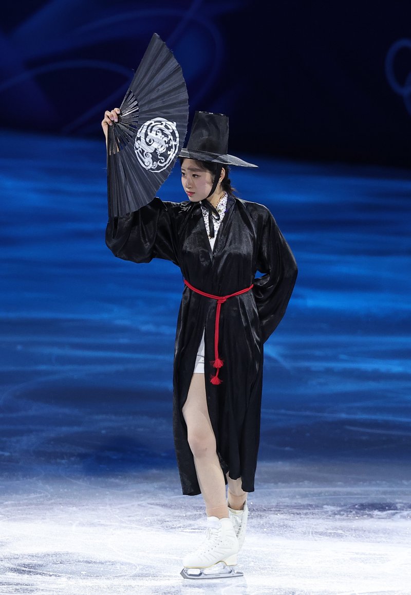 피겨 이해인이 21일(현지시간) 이탈리아 밀라노 아이스 스케이팅 아레나에서 열린 2026 밀라노·코르티나담페초 동계올림픽 피겨 갈라쇼에서 넷플릭스 '케이팝 데몬 헌터스' OST에 맞춰 연기를 펼치고 있다. 2026.2.22 ⓒ 뉴스1 김성진 기자