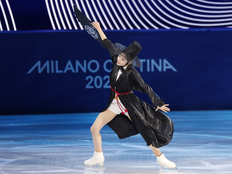 피겨 이해인이 21일(현지시간) 이탈리아 밀라노 아이스 스케이팅 아레나에서 열린 2026 밀라노·코르티나담페초 동계올림픽 피겨 갈라쇼에서 넷플릭스 '케이팝 데몬 헌터스' OST에 맞춰 연기를 펼치고 있다. 2026.2.22 ⓒ 뉴스1 김성진 기자