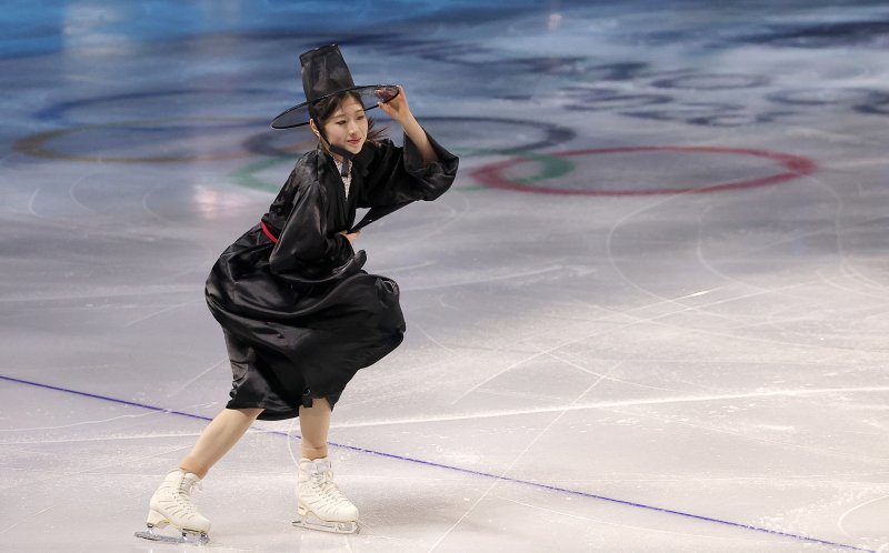 피겨 이해인이 21일(현지시간) 이탈리아 밀라노 아이스 스케이팅 아레나에서 열린 2026 밀라노·코르티나담페초 동계올림픽 피겨 갈라쇼에서 넷플릭스 '케이팝 데몬 헌터스' OST에 맞춰 연기를 펼치고 있다. 2026.2.22 ⓒ 뉴스1 김성진 기자