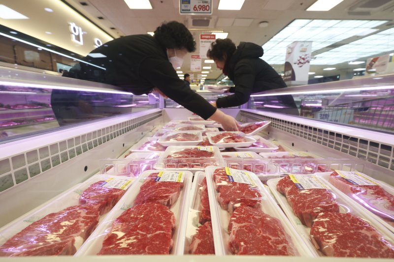 [서울=뉴시스] 김근수 기자 = 28일 서울 시내의 한 대형마트에서 한 시민이 고기를 고르고 있다. 2025.01.28. ks@newsis.com