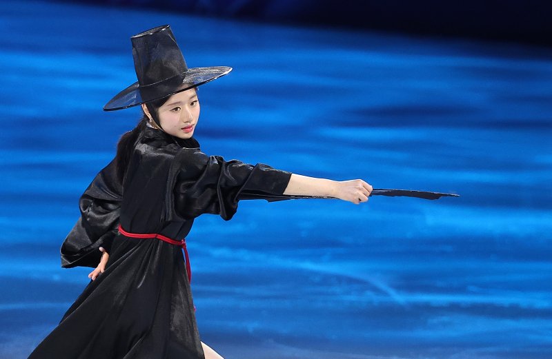 피겨 이해인이 21일(현지시간) 이탈리아 밀라노 아이스 스케이팅 아레나에서 열린 2026 밀라노·코르티나담페초 동계올림픽 피겨 갈라쇼에서 넷플릭스 '케이팝 데몬 헌터스' OST에 맞춰 연기를 펼치고 있다. 2026.2.22 ⓒ 뉴스1 김성진 기자