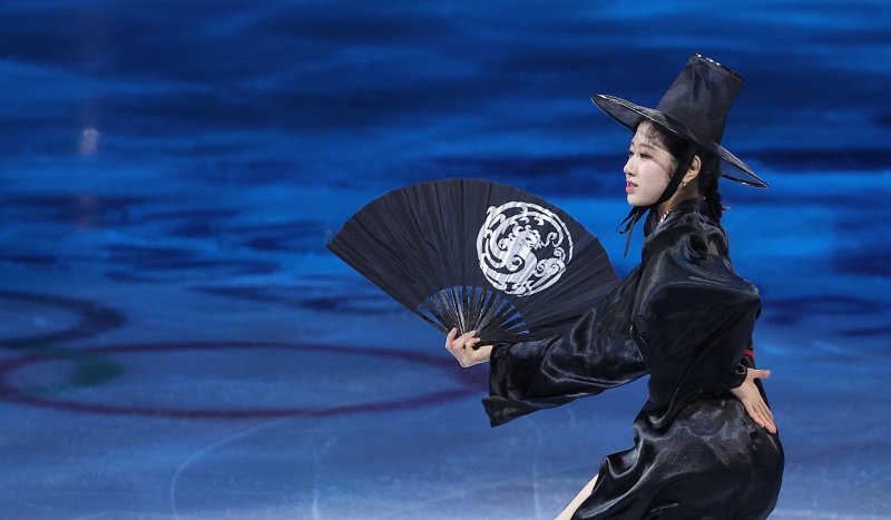 피겨 이해인이 21일(현지시간) 이탈리아 밀라노 아이스 스케이팅 아레나에서 열린 2026 밀라노·코르티나담페초 동계올림픽 피겨 갈라쇼에서 넷플릭스 '케이팝 데몬 헌터스' OST에 맞춰 연기를 펼치고 있다. 2026.2.22 ⓒ 뉴스1 김성진 기자