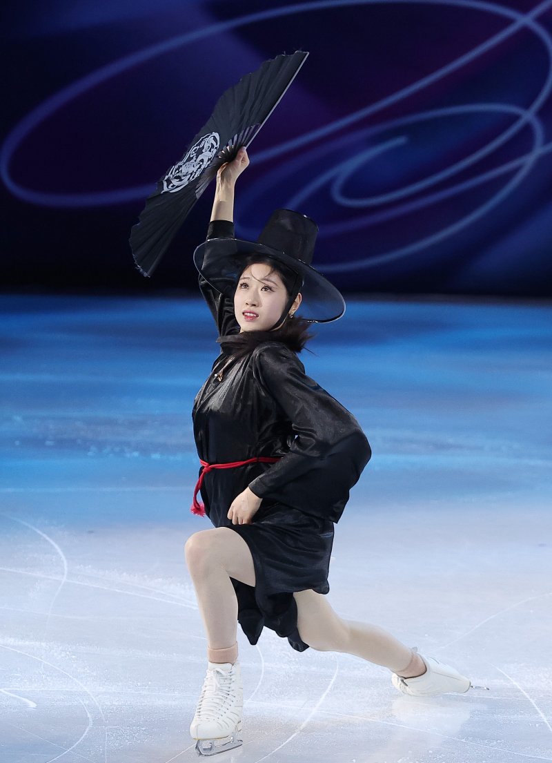 피겨 이해인이 21일(현지시간) 이탈리아 밀라노 아이스 스케이팅 아레나에서 열린 2026 밀라노·코르티나담페초 동계올림픽 피겨 갈라쇼에서 넷플릭스 '케이팝 데몬 헌터스' OST에 맞춰 연기를 펼치고 있다. 2026.2.22 ⓒ 뉴스1 김성진 기자