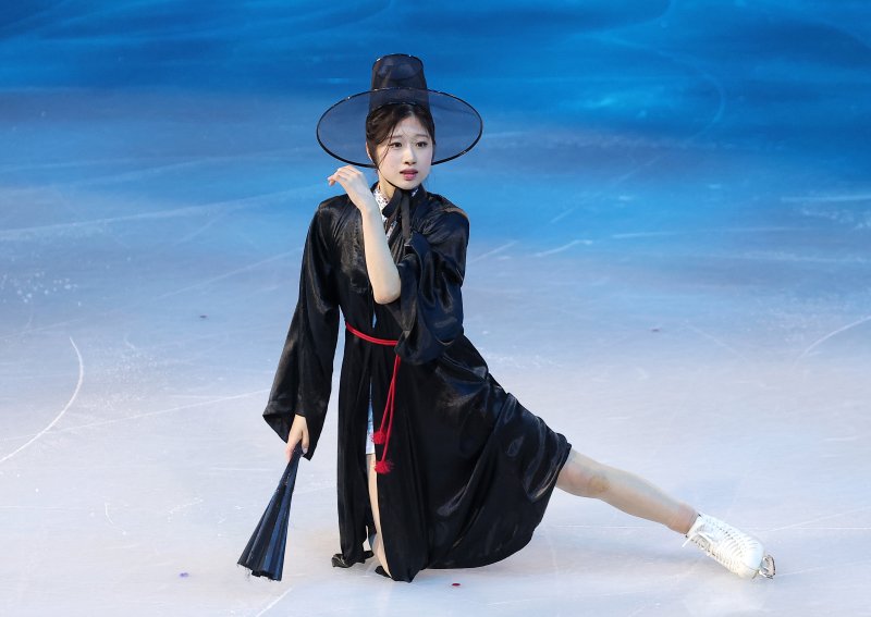 피겨 이해인이 21일(현지시간) 이탈리아 밀라노 아이스 스케이팅 아레나에서 열린 2026 밀라노·코르티나담페초 동계올림픽 피겨 갈라쇼에서 넷플릭스 '케이팝 데몬 헌터스' OST에 맞춰 연기를 펼치고 있다. 2026.2.22 ⓒ 뉴스1 김성진 기자