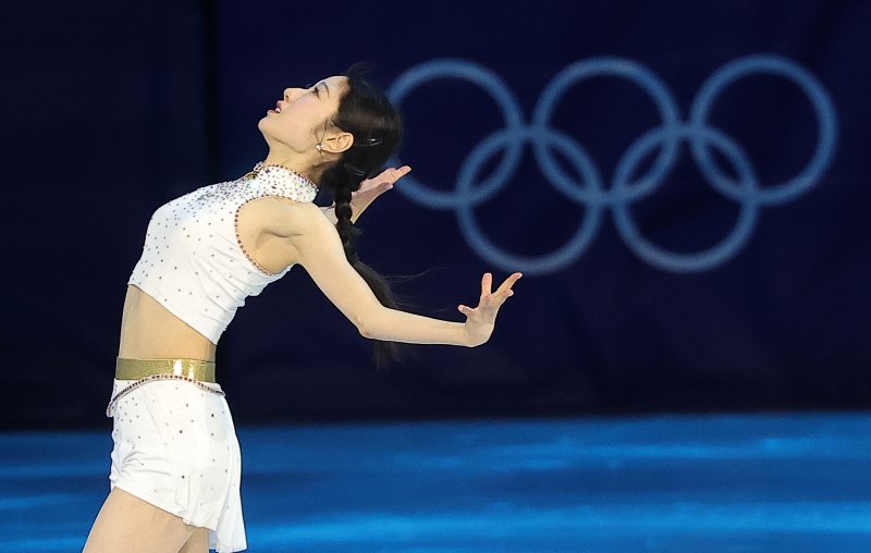 피겨 이해인이 21일(현지시간) 이탈리아 밀라노 아이스 스케이팅 아레나에서 열린 2026 밀라노·코르티나담페초 동계올림픽 피겨 갈라쇼에서 넷플릭스 '케이팝 데몬 헌터스' OST에 맞춰 연기를 펼치고 있다. 2026.2.22 ⓒ 뉴스1 김성진 기자