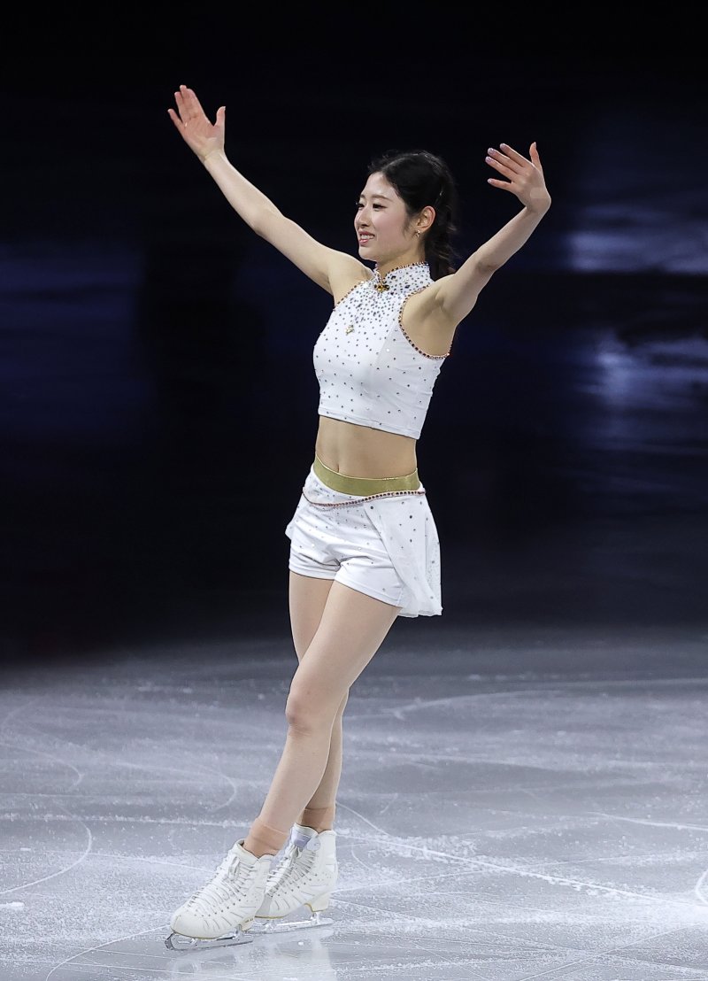 피겨 이해인이 21일(현지시간) 이탈리아 밀라노 아이스 스케이팅 아레나에서 열린 2026 밀라노·코르티나담페초 동계올림픽 피겨 갈라쇼에서 넷플릭스 '케이팝 데몬 헌터스' OST에 맞춰 연기를 펼친 후 인사하고 있다. 2026.2.22 ⓒ 뉴스1 김성진 기자