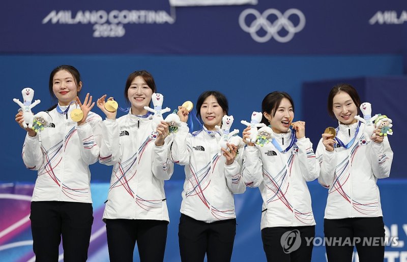 정상에 선 여자 쇼트트랙 (출처=연합뉴스)