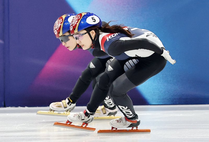 쇼트트랙 최민정과 김길리가 20일(현지시간) 이탈리아 밀라노 아이스 스케이팅 아레나에서 열린 2026 밀라노·코르티나담페초 동계올림픽 쇼트트랙 여자 1500m 결승에서 나란히 역주를 펼치고 있다. 2026.2.21 ⓒ 뉴스1 김진환 기자
