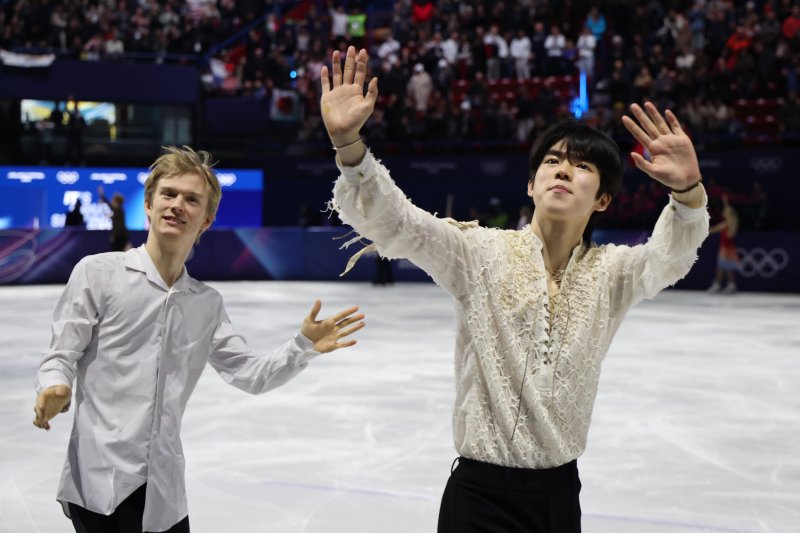 21일(현지시간) 이탈리아 밀라노 아이스스케이팅 아레나에서 열린 2026 밀라노ㆍ코르티나담페초 동계올림픽 피겨스케이팅 갈라쇼가 끝난 뒤 차준환이 관중에 손을 흔들고 있다. 연합뉴스