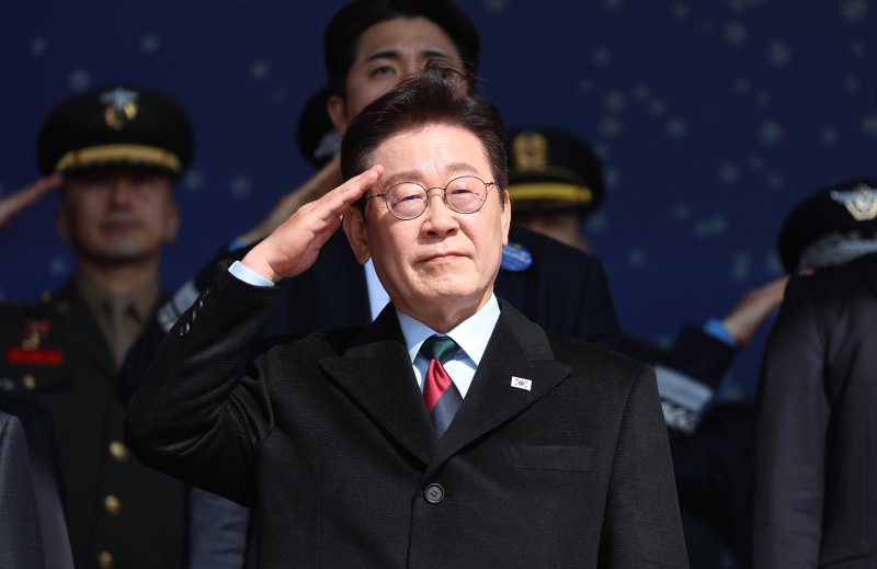 이재명 대통령이 20일 충남 계룡대 대연병장에서 열린 육·해·공군 사관학교 통합임관식에 참석해 거수경례를 하고 있다. (청와대통신사진기자단) 2026.2.20 ⓒ 뉴스1 이재명 기자