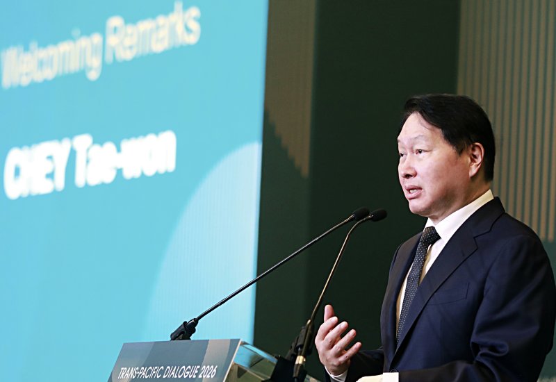 최태원 SK그룹 회장이 20일(현지시간) 미국 워싱턴DC 샐러맨더 호텔에서 열린 최종현학술원 주최 '트랜스 퍼시픽 다이얼로그(TPD) 2026' 행사에서 환영사를 하고 있다.(SK그룹 제공, 재판매 및 DB금지) ⓒ 뉴스1 류정민 특파원