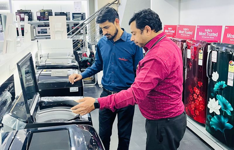 LG전자가 인도 고객의 취향, 라이프스타일, 구매력을 감안해 기획한 전용 가전 ‘에센셜 시리즈(Essential Series)’를 선보였다. 사진은 현지 가전 매장에서 판매 중인 에센셜 시리즈의 모습. LG전자 제공