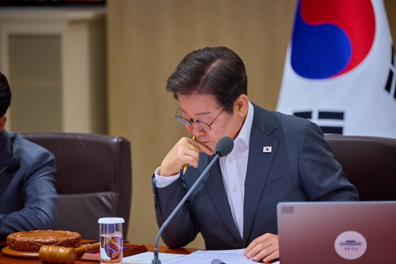 이재명 대통령이 29일 서울 용산 대통령실 청사에서 열린 국무회의에서 생각에 잠겨 있다. (대통령실 제공. 재판매 및 DB 금지) 2025.7.29 ⓒ 뉴스1 허경 기자