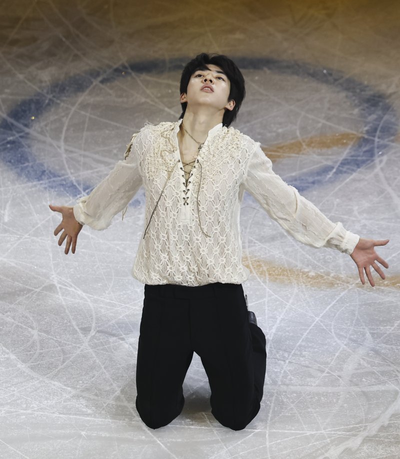 피겨스케이팅 차준환이 21일(현지 시간) 이탈리아 밀라노 아이스 스케이팅 아레나에서 열린 피겨스케이팅 갈라쇼에서 연기를 펼치고 있다.뉴스1