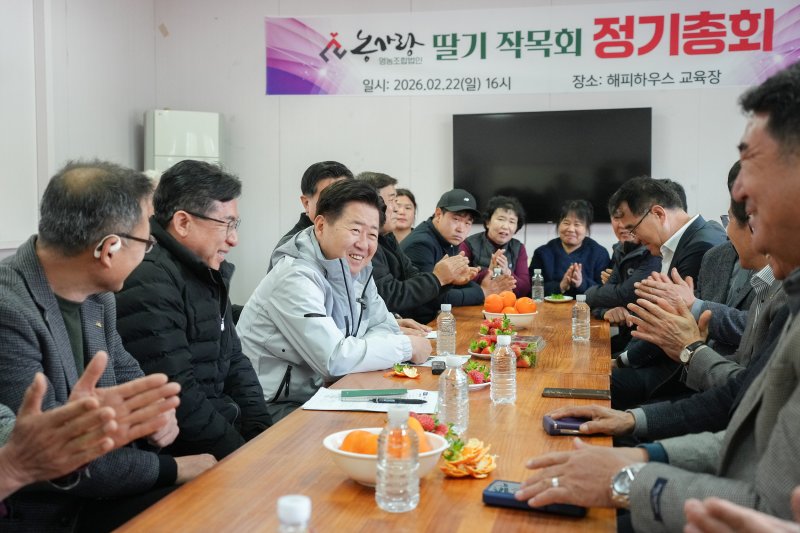 22일 제주시 한경면 딸기 농가에서 오영훈 제주특별자치도지사가 무병 원원묘 생산 및 보급 계획과 관련해 농가 의견을 듣고 있다. /사진=제주특별자치도 제공