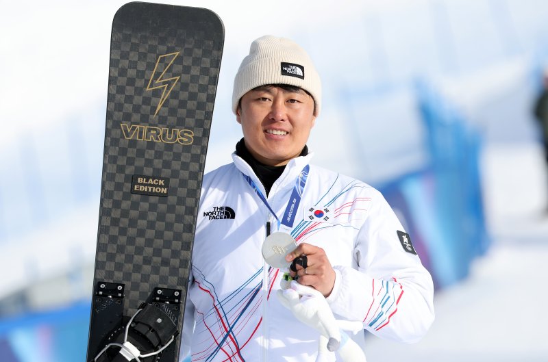 스노보드 남자 평행 대회전에서 값진 은메달을 획득한 김상겸이 8일(현지시간) 이탈리아 리비뇨의 스노파크에서 열린 2026 밀라노·코르티나담페초 동계올림픽 스노보드 남자 평행 대회전 시상식을 마친 뒤 기뻐하고 있다. 2026.2.8 ⓒ 뉴스1 김진환 기자