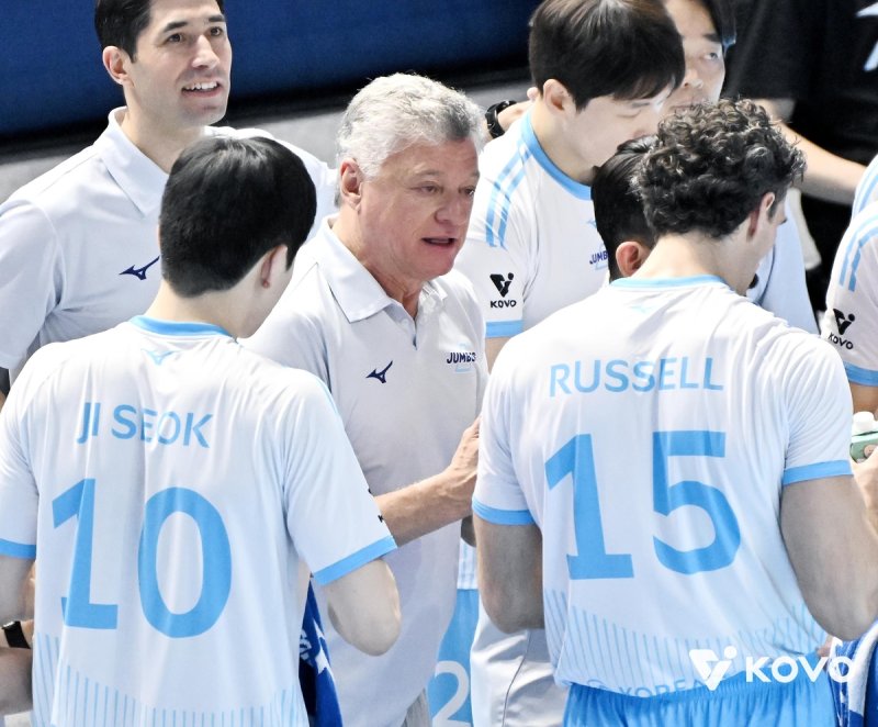 선수들에게 이야기하는 헤난 대한항공 감독(중앙) (출처=연합뉴스)