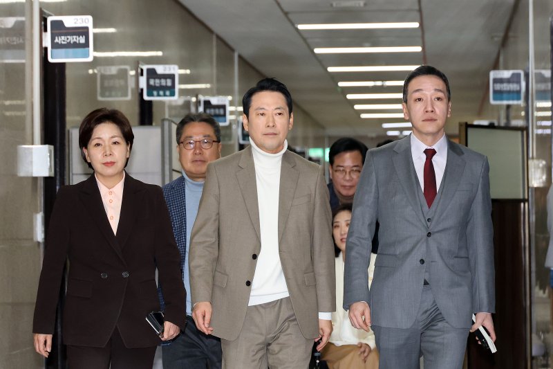 국민의힘 장동혁 대표(왼쪽)를 비롯한 최고위원들이 22일 국회에서 열린 비공개 최고위원회의에 참석하고 있다. 연합뉴스