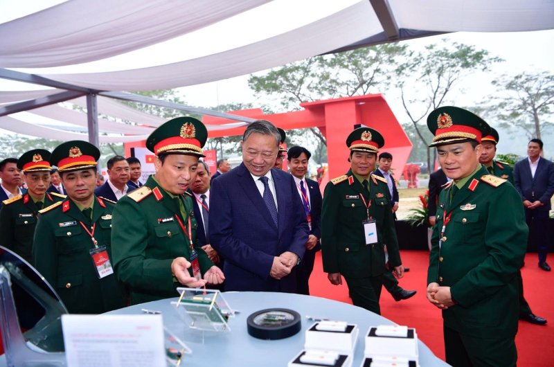 지난달 16일 베트남 하노이 호아락 하이테크파크에서 개최된 베트남 국영 통신사 비엣텔의 32나노 반도체 공장 착공식에 참석한 또럼 베트남 공산당 서기장(오른쪽 세번째)이 전시된 반도체 칩을 살펴보고 있다. 베트남 정부 관보 갈무리