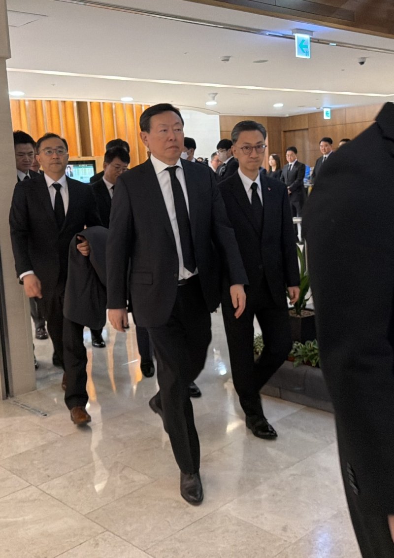 22일 신동빈 롯데 회장이 서울 신촌 세브란스병원 장례식장에 마련된 누나 신영자 롯데재단 의장의 빈소에서 조문 후 나오고 있다. ⓒ News1 윤수희 기자