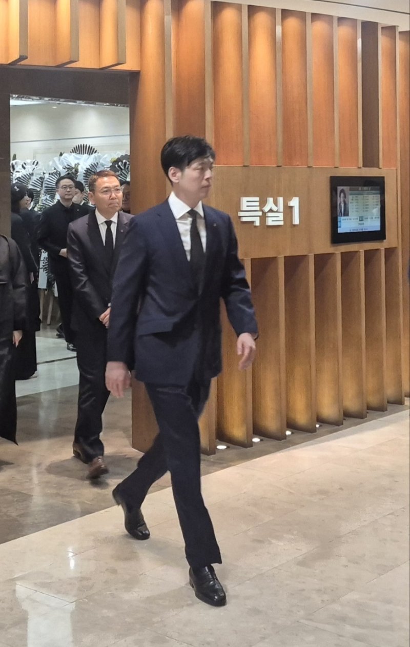 22일 신동빈 롯데 회장의 장남 신유열 롯데지주 미래성장실장 겸 롯데바이오로직스 각자대표가 신영자 롯데재단 의장의 빈소에서 조문 후 나오고 있다. ⓒ News1 윤수희 기자