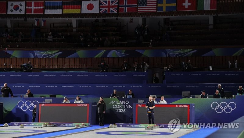 불 꺼진 컬링 믹스더블 라운드로빈 경기장 (출처=연합뉴스)