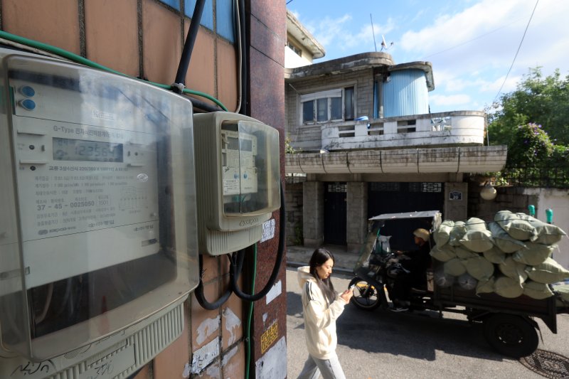 서울 동대문구 신당동의 주택가에 설치된 전력량계가 돌아가고 있다. ⓒ 뉴스1 박정호 기자