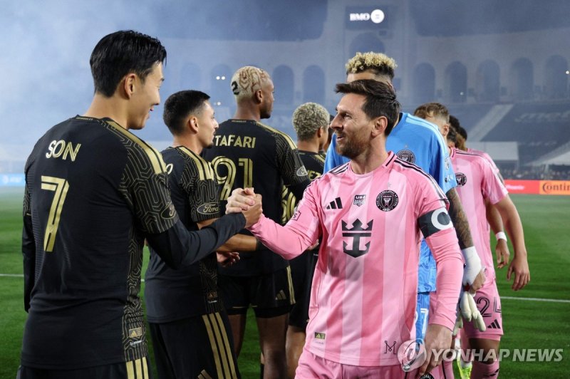 경기 전 손흥민(왼쪽)과 악수하는 메시. (출처=연합뉴스)