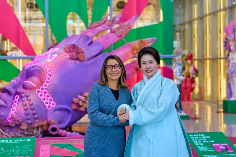 김혜경 여사와 루이스 이나시우 룰라 다시우바 브라질 대통령 부인 호잔젤라 다시우바 여사가 21일 경기 파주 국립민속박물관에서 기념촬영을 하고 있다. (청와대 제공. 재판매 및 DB 금지) 2026.2.21 ⓒ 뉴스1 이재명 기자