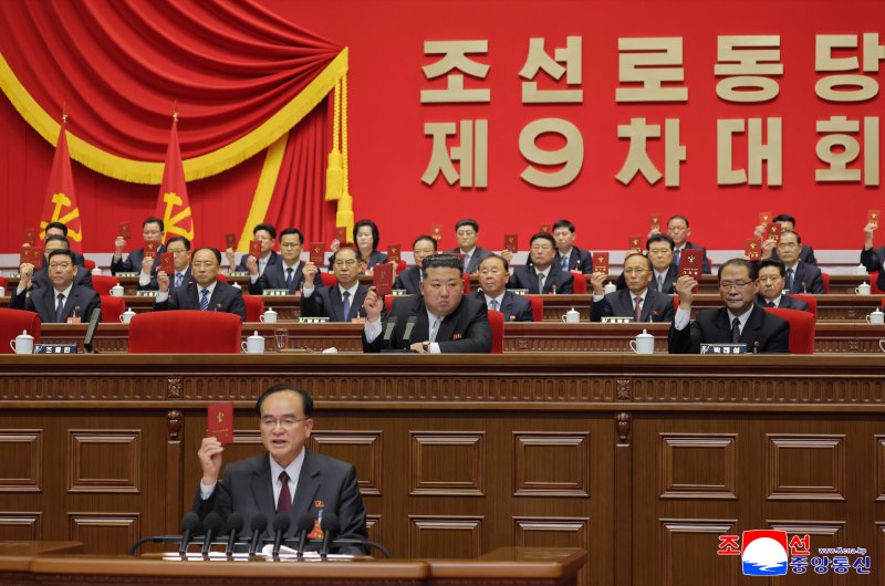 북한 조선중앙통신은 23일 "조선노동당 제9차대회 4일회의가 2월 22일에 진행" 됐다고 보도했다. 대회에서는 김정은 북한 국무위원장이 당 총비서로 재선되었다고 통신은 전했다. 조선중앙통신/연합뉴스