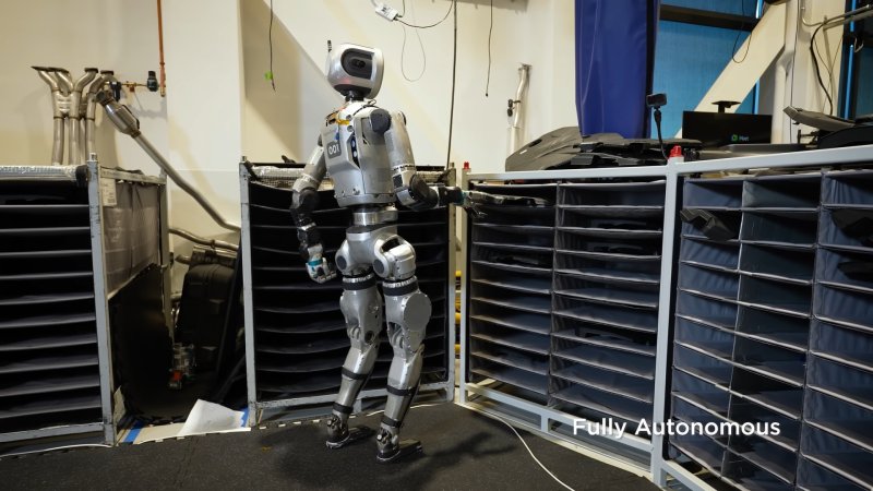 현대자동차그룹이 지난해 11월 공개한 영상에서 그룹의 미국 로봇 자회사 보스턴다이나믹스가 개발한 휴머노이드 로봇 '아틀라스'가 옮겨야 할 부품의 정확한 파지점을 판단해 집어 들고 있는 모습(자료사진. 현대차그룹 제공) 2024.11.5 ⓒ 뉴스1