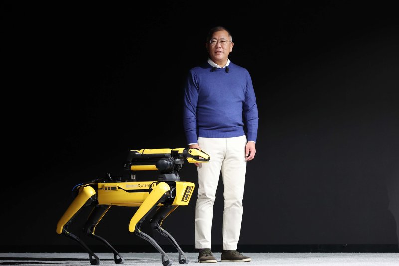 정의선 현대자동차그룹 회장이 2022년 1월 세계 최대 전자·가전·정보기술(IT) 전시회인 CES 2022 개막을 하루 앞두고 미국 네바다주 라스베이거스 만달레이 베이에서 열린 현대자동차 프레스 컨퍼런스에 참석해 보스턴다이나믹스의 4족 보행 로봇 '스팟'과 함께 연단에 오른 모습(자료사진). 2022.1.5 ⓒ 뉴스1 조태형 기자