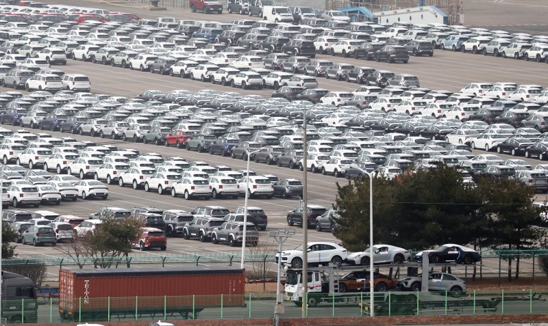 22일 경기 평택시 포승읍 평택항에 수출용 차량이 세워진 모습. 2026.2.22 ⓒ 뉴스1 오대일 기자