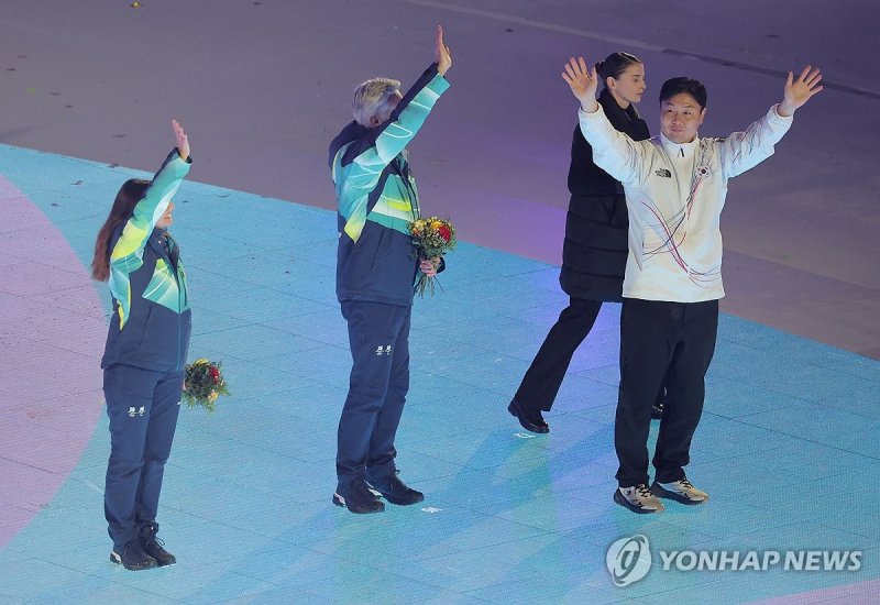 폐회식 무대에 선 원윤종 IOC 선수위원 (출처=연합뉴스)