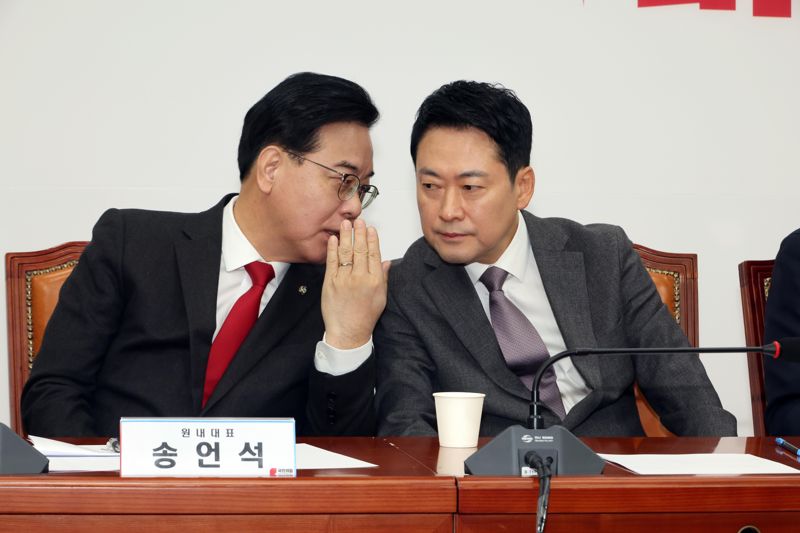 송언석 원내대표가 장동혁 국민의힘 대표와 23일 서울 여의도 국회에서 열린 최고위원회의에서 귀엣말을 나누고 있다. 사진=박범준 기자