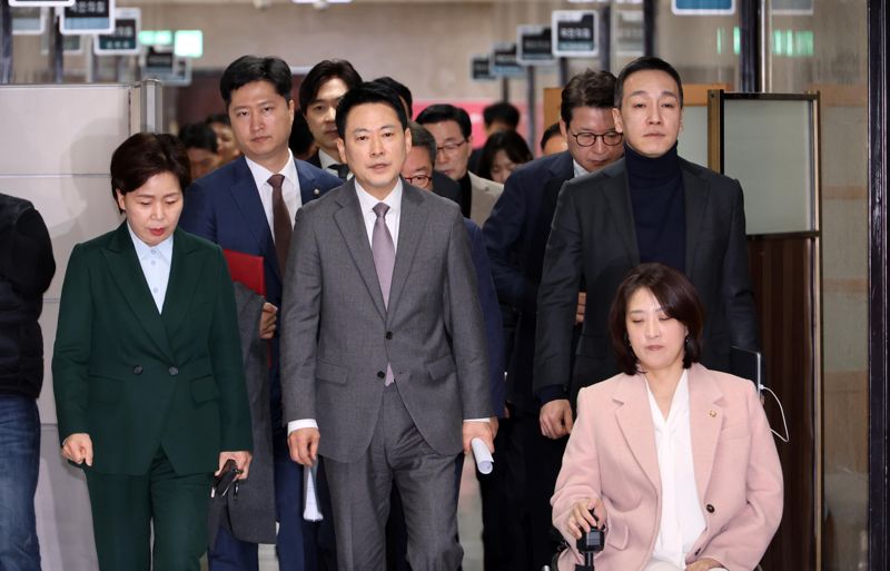 장동혁 국민의힘 대표와 지도부가 23일 서울 여의도 국회에서 열린 최고위원회의에 참석하고 있다. 사진=박범준 기자