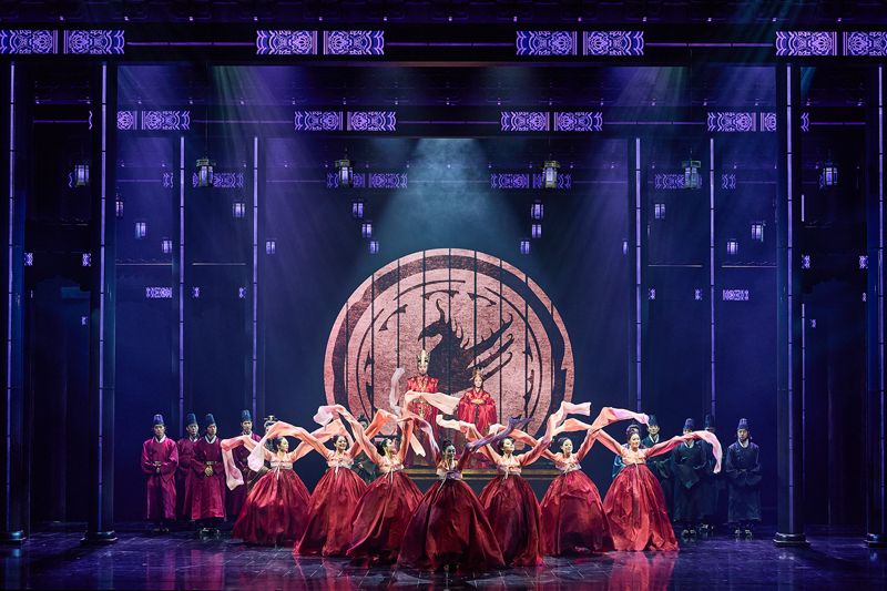 뮤지컬 '몽유도원'에서 민우혁, 하윤주가 공연하고 있다. 에이콤 제공